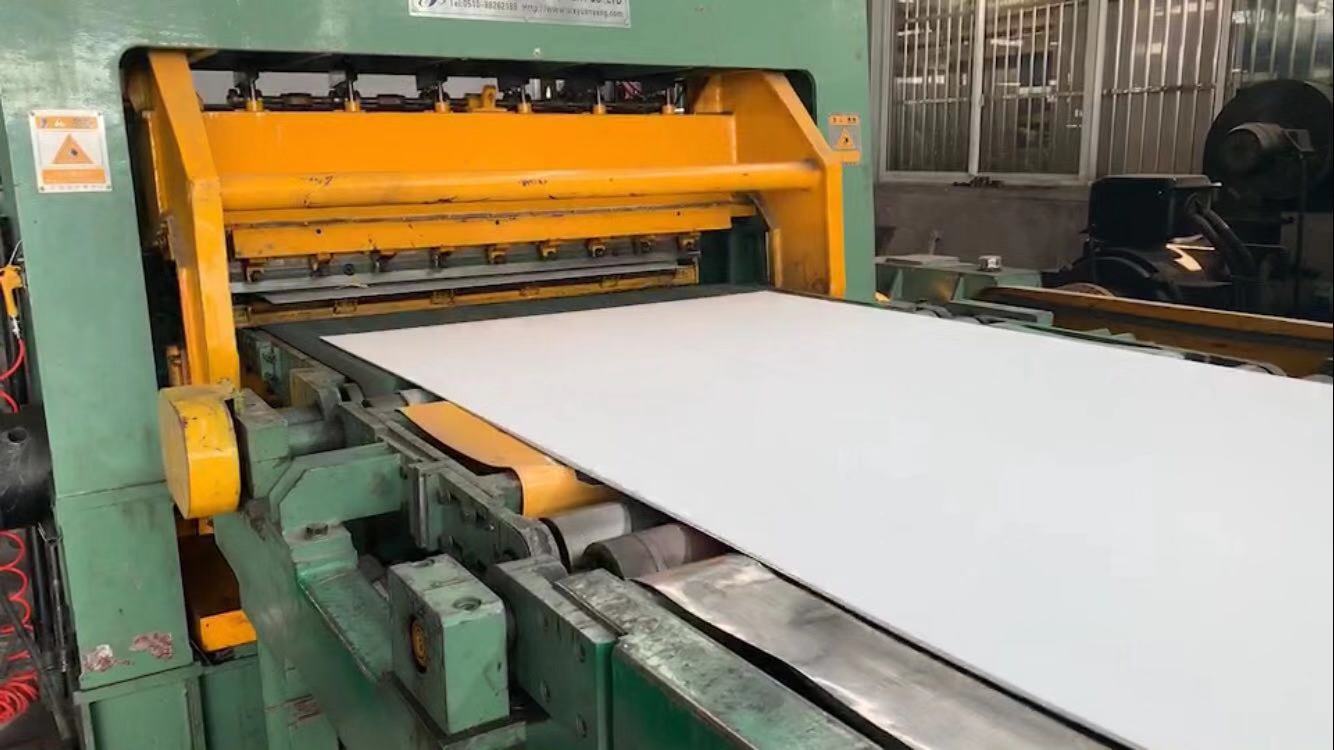 3、以上图片就是正在进行的304热轧 4.0mm太钢卷板，客户定开的，标准1500mm×6000mm开平中.标准板通常我们仓库常年每天有50-80张的库存不停的储备。为了让客户第一时间拿到现货，不影响加工期限。.jpg